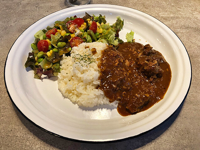 Beef Tendon Curry with Salad