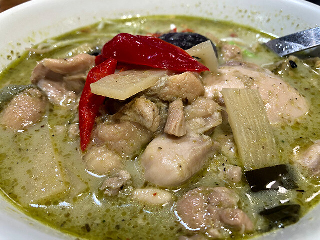 Very Small Rice Noodles Green Curry Soup with Chicken