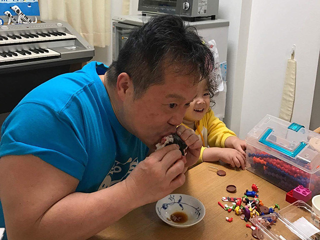 Dr. MaCHO Eating Tuna Roll