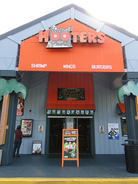 HOOTERS