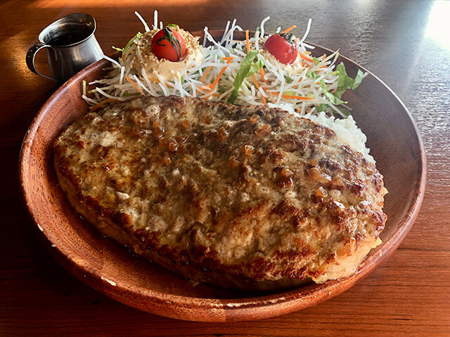 Gulliver Burg Dish with Extra Dish Salad