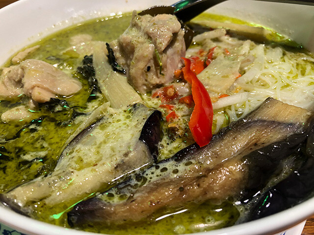 Small Rice Noodles Green Curry Soup with Chicken