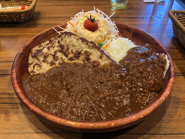 Gulliver Curry Burg Dish with Extra Dish Salad