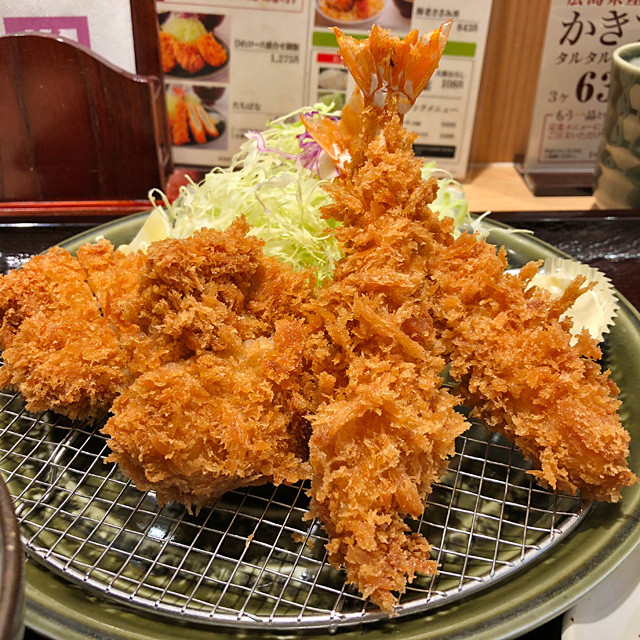 Bite-Size Pork Fillet Cutlets and Fried Shrimps