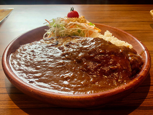 Gulliver CurryBurg Dish with Extra Dish Salad