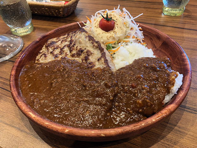 Gulliver Curry Burg Dish with Extra Dish Salad