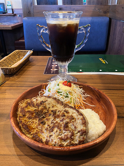 Gulliver Burg Dish with Extra Dish Salad and Iced Coffee