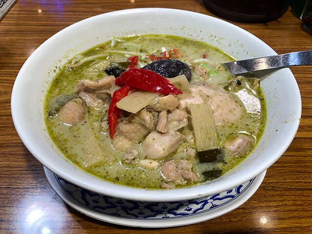 Very Small Rice Noodles Green Curry Soup with Chicken