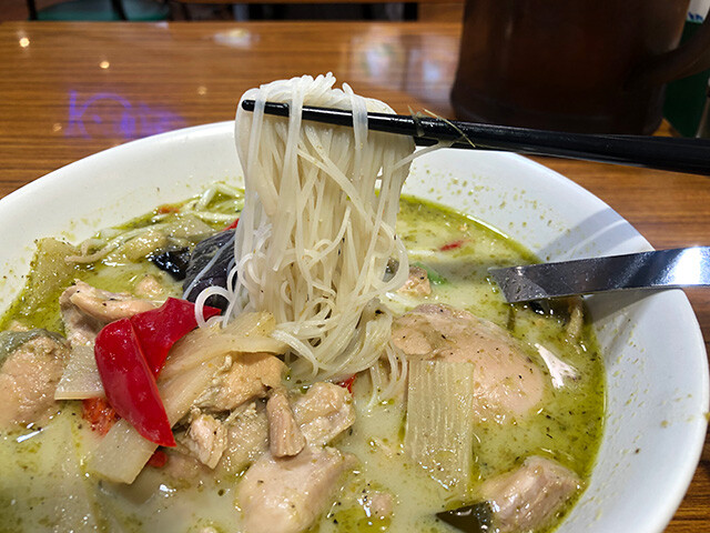 Very Small Rice Noodles Green Curry Soup with Chicken