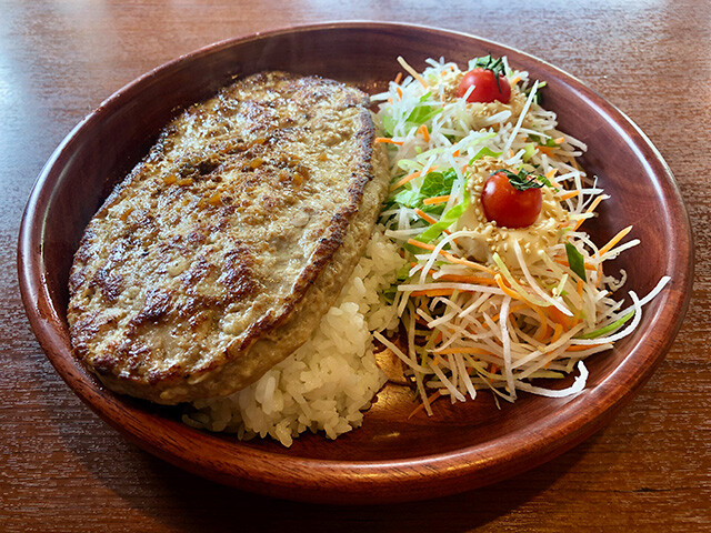 Gulliver Burg Dish with Extra Dish Salad