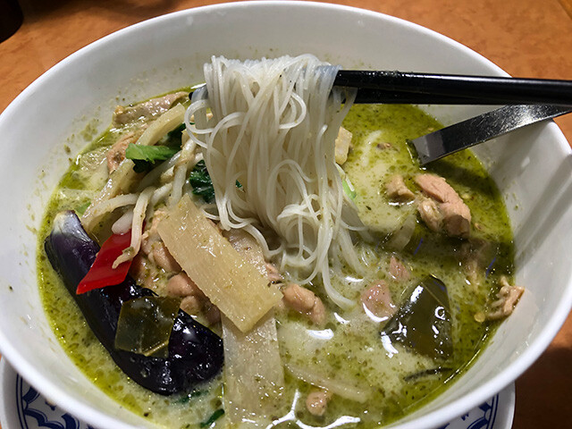 Very Small Rice Noodles Green Curry Soup with Chicken