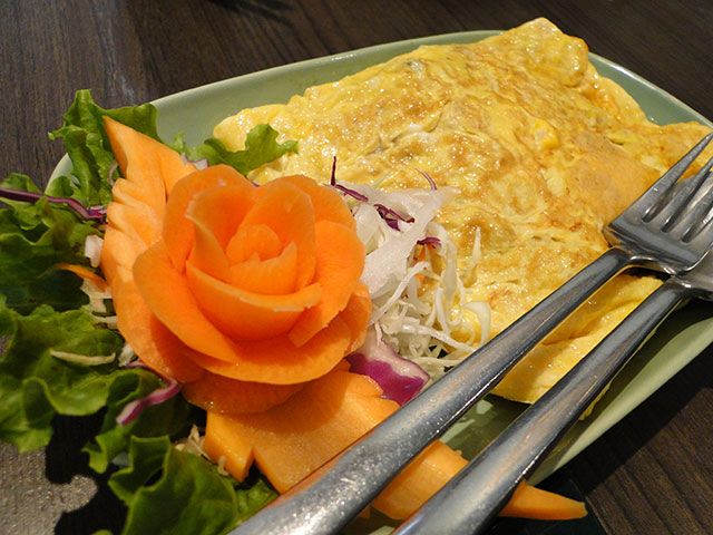 Stuffed Omelet with Tomato, Onion, and Miced Pork