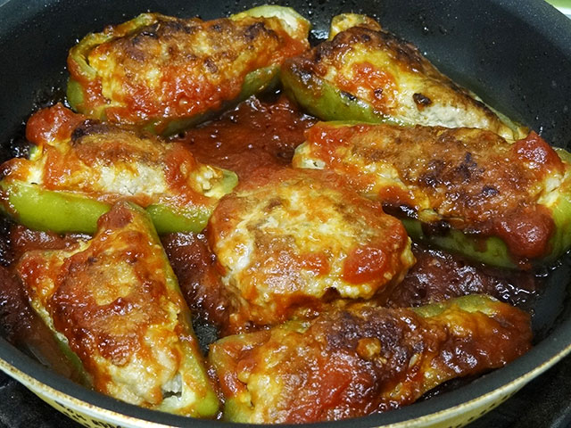 Green Peppers Stuffed with Hamburg Meat