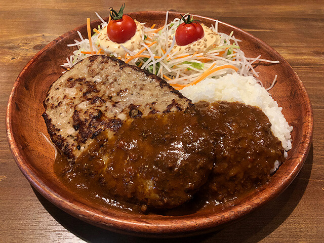 Curry Burg Dish with Extra Dish Salad