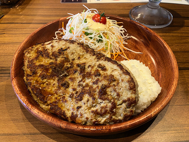 Gulliver Burg Dish with Extra Dish Salad