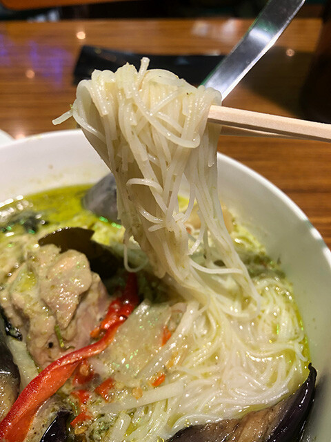 Small Rice Noodles Green Curry Soup with Chicken