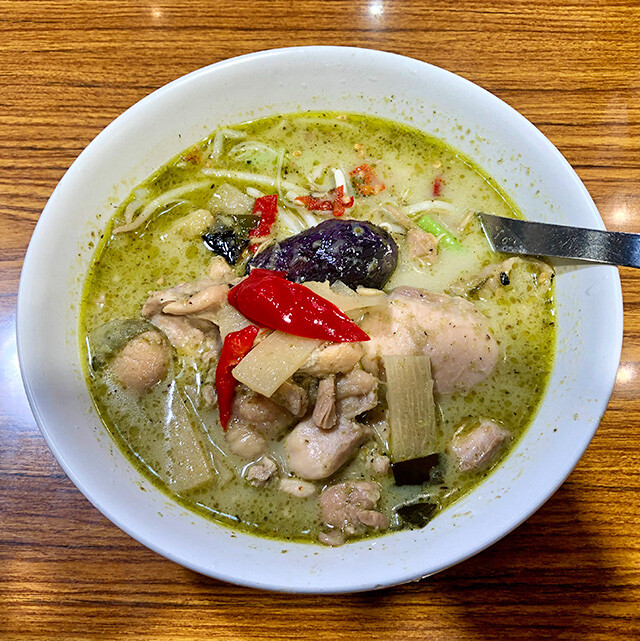 Very Small Rice Noodles Green Curry Soup with Chicken