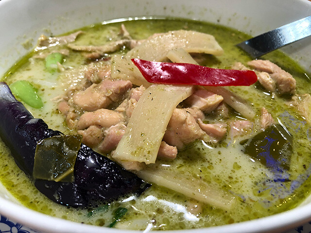 Very Small Rice Noodles Green Curry Soup with Chicken