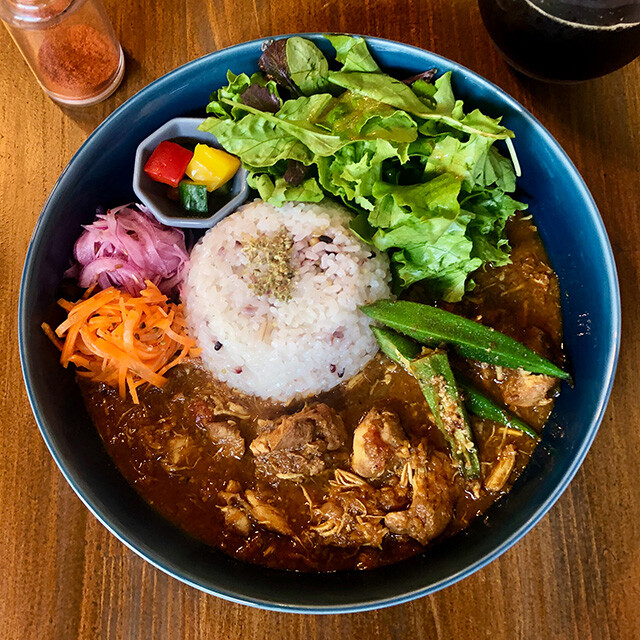Classic Chicken Curry with Colorful Vegetables and Iced Coffee