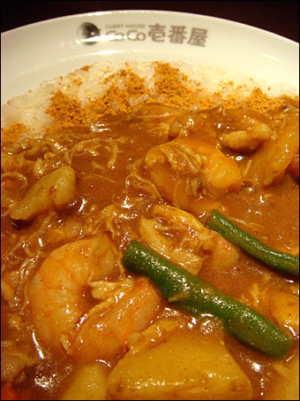 Half-Size Curry with Stewed Chicken, Shrimps, and Vegetables