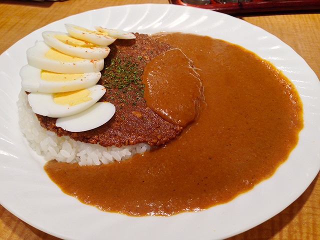 Pakumori Curry with Hard-Boiled Egg