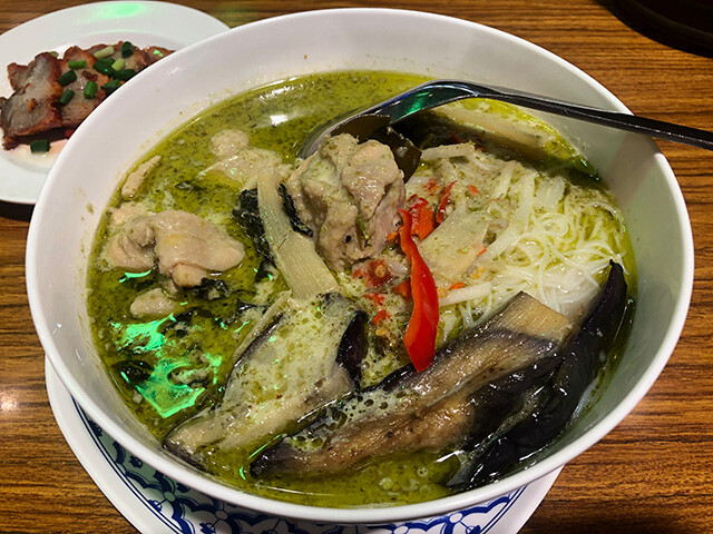 Small Rice Noodles Green Curry Soup with Chicken