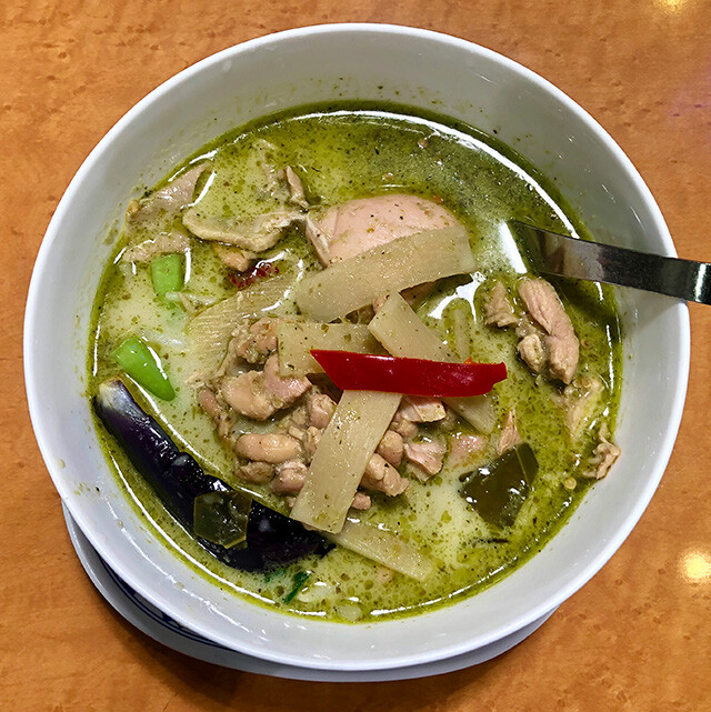 Very Small Rice Noodles Green Curry Soup with Chicken