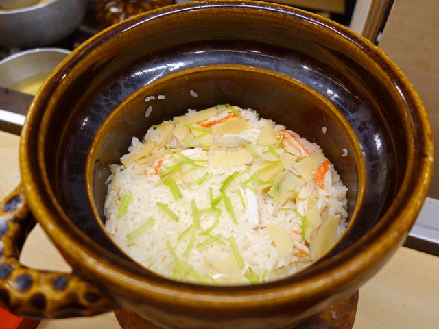 食事_カニ,筍,ゴボウの炊き込みご飯 1_edit