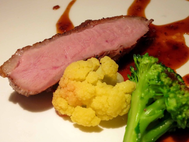 ビュルゴー家シャラン鴨胸肉のロースト,野菜のココット焼き 3_edit