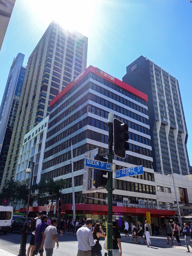 Queen St と George St の交差点 2_edit