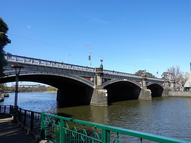 フリンダース・ウォークから Princes Bridge を望む 1_edit