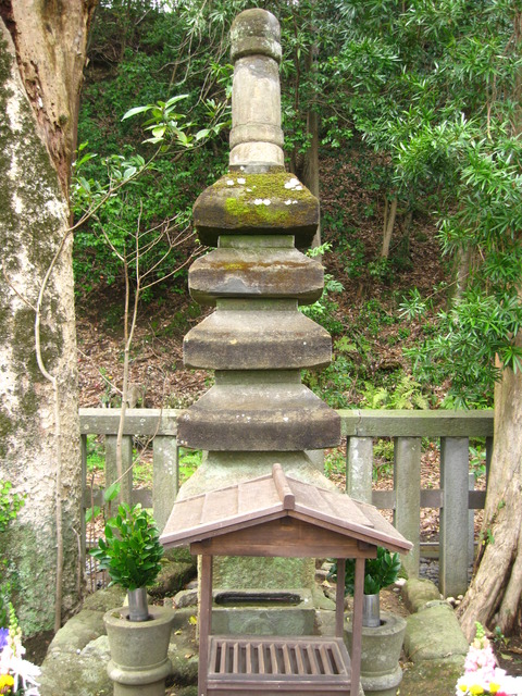 源頼朝の墓 2