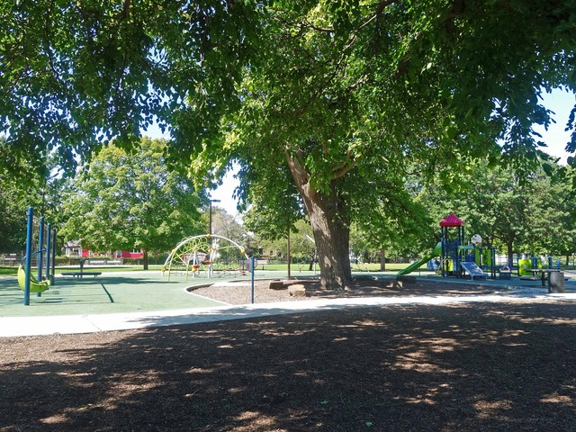 ホルムズ小学校の前の公園_edit