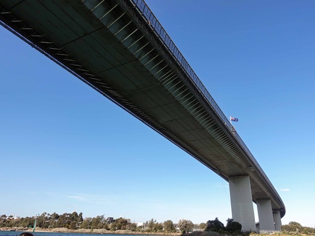 フェリーから West Gate Bridge を望む 6_edit