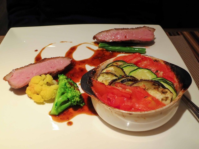 ビュルゴー家シャラン鴨胸肉のロースト,野菜のココット焼き 1_edit