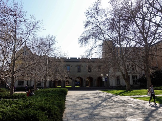 South Lawn から Old Quadrangle を望む_edit