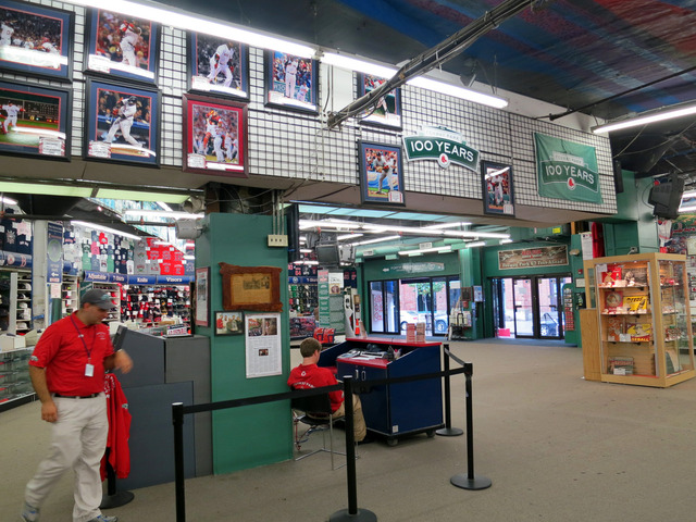 Red Sox Team Store 内 1_edit