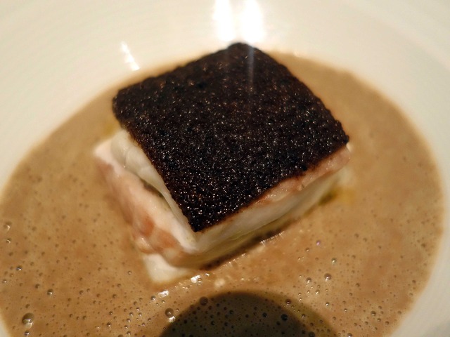 ヒラスズキ,黒トリュフのクルート,茸と黒トリュフのソース 1_edit