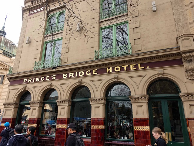 Swanston St と Flinders St の交差点 1_edit