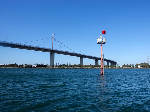 フェリーから Wet Gate Bridge を望む 9_edit