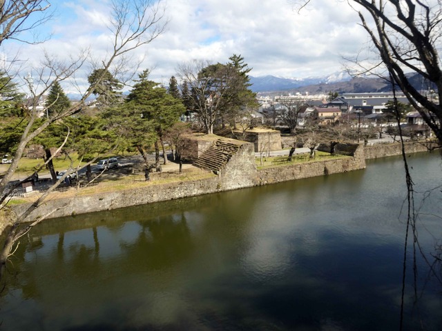 鶴ヶ城稲荷神社からお濠を望む_edit