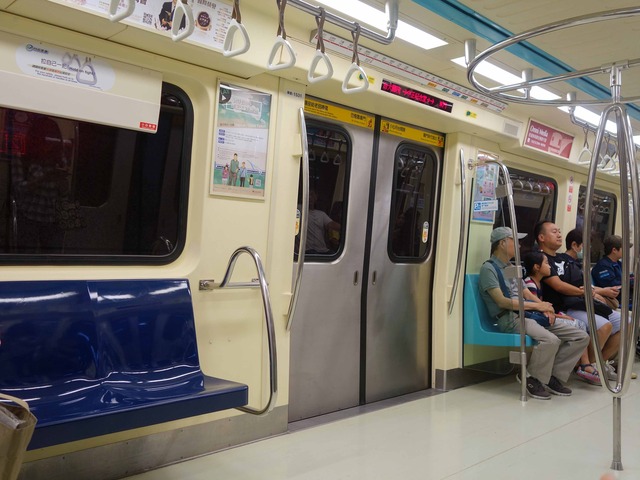 MRT車内 3_edit