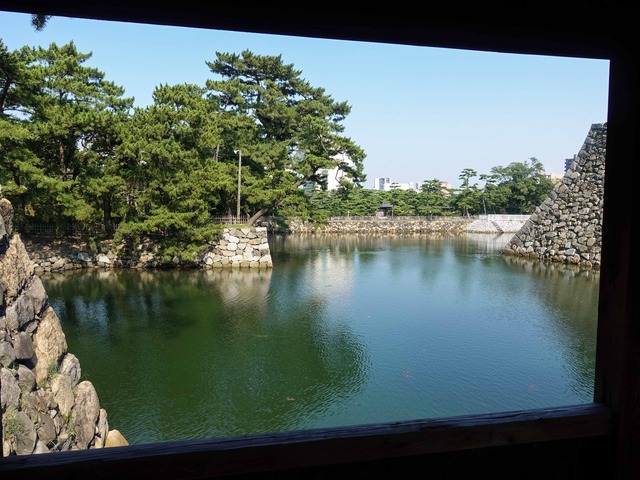 鞘橋から内堀を望む 1_edit