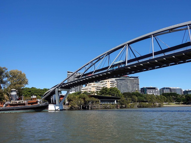 シティホッパーから Goodwill Bridge を望む 5_edit