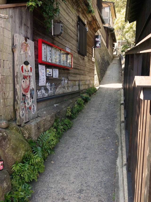 猫の細道(招き猫美術館の前)_edit