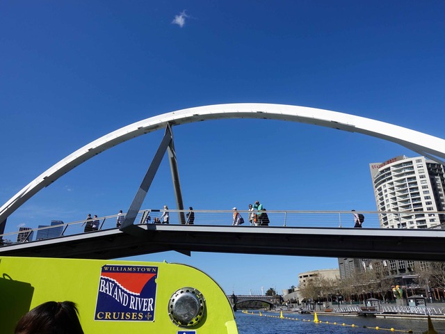 フェリーから Southbank Pedestrian Bridge を望む 3_edit