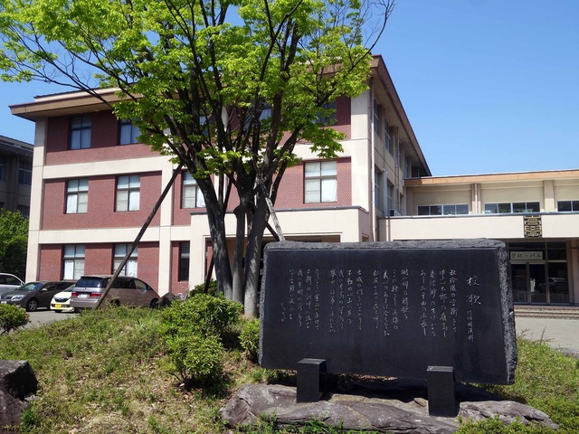 校歌と管理棟_edit