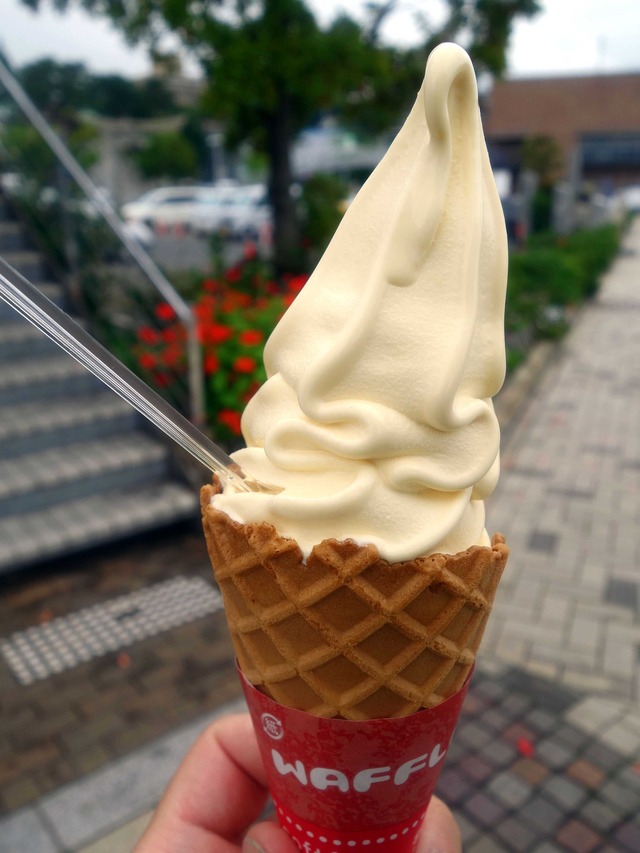 LAカフェのうにソフトクリーム 1_edit