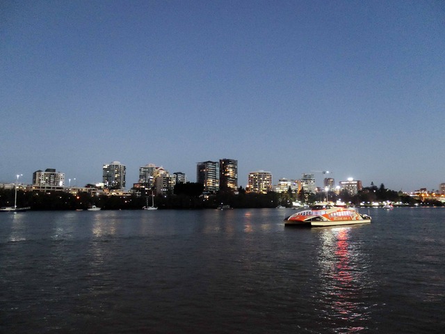 Eagle Street Pier からブリスベン川を望む 2_edit