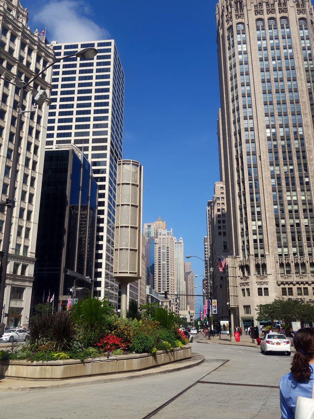 パイオニア・コート(Michigan Ave)から北側を望む_edit